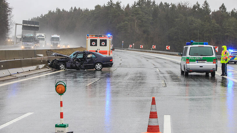 Die Bilder vom Unfallort auf der A9: Der junge Mercedes-Fahrer aus München erlag seinen Verletzungen.