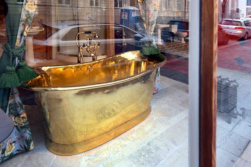 Unterschiedliche sanitäre Qualitäten in der Damenstiftstraße: Luxus im Laden - und in der Scheibe spiegelt sich ein Dixiklo.
