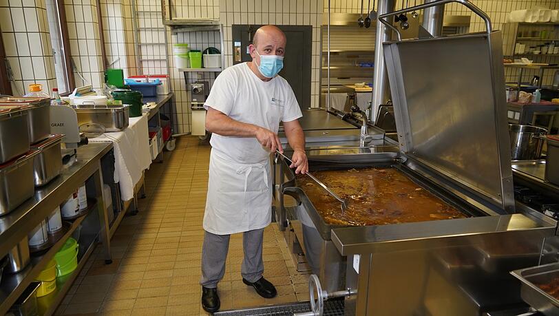 Joao Batista arbeitet als Koch im Wohnheim. Gekocht wird viel. Joao Batista arbeitet als Koch im Wohnheim. Gekocht wird viel.