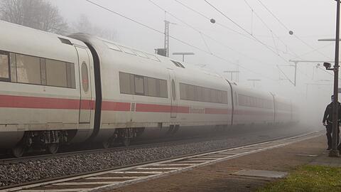 In dem ICE hatte es zwischen Regensburg und Nürnberg eine Messerattacke auf mehrere Fahrgäste gegeben. Der Prozess gegen den mutmaßlichen Täter startet vor dem Oberlandesgericht München.