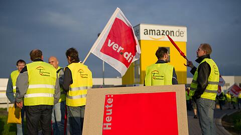 Nach zehn Jahren Streik hat Verdi bei Amazon immer noch keinen Tarifvertrag durchgesetzt.