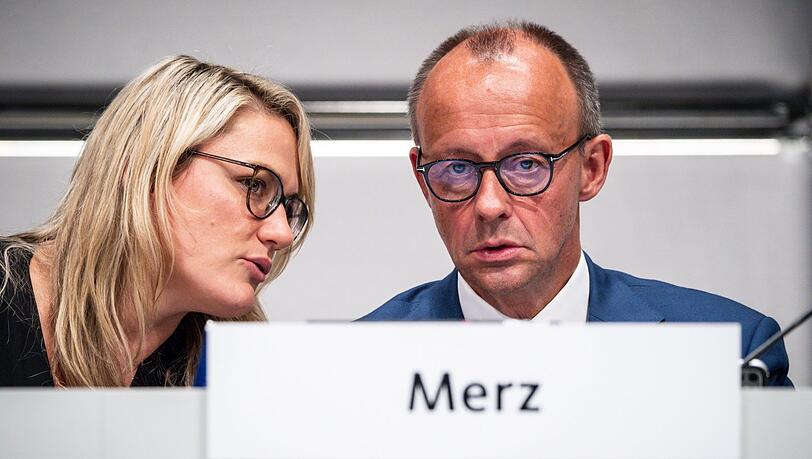 Christina Stumpp im Gespräch mit Friedrich Merz.