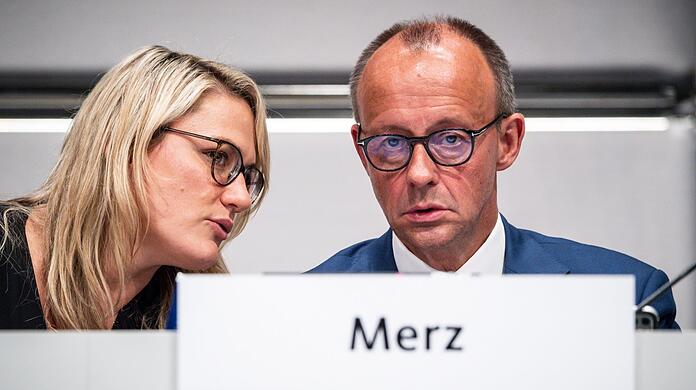 Christina Stumpp im Gespräch mit Friedrich Merz.