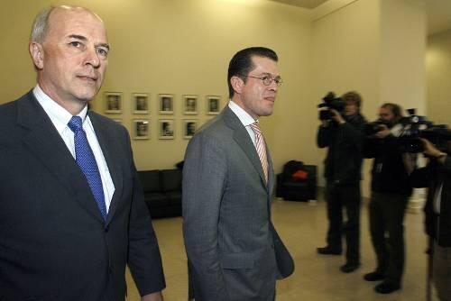 Und ab geht&rsquo;s zur gründlichen Prüfung: Bundeswirtschaftsminister zu Guttenberg (re.) und Opel-Europachef Carl-Peter Forster .
