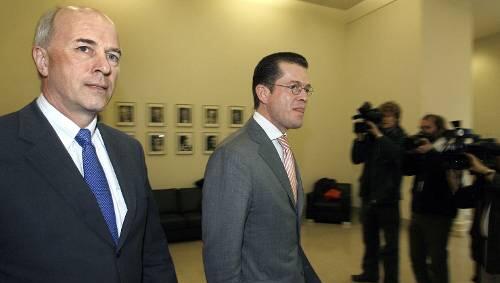 Und ab geht’s zur gründlichen Prüfung: Bundeswirtschaftsminister zu Guttenberg (re.) und Opel-Europachef Carl-Peter Forster . Und ab geht’s zur gründlichen Prüfung: Bundeswirtschaftsminister zu Guttenberg (re.) und Opel-Europachef Carl-Peter Forster .