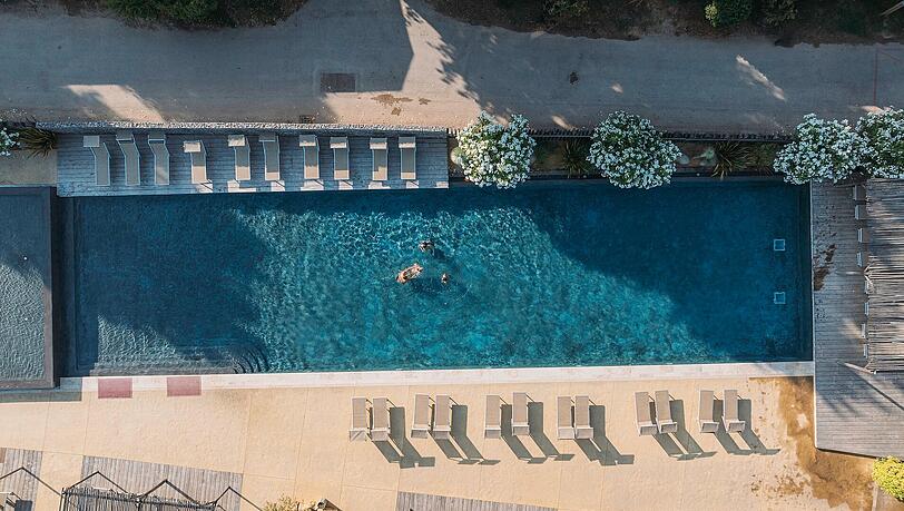 Entspannte Stunden am Pool in der Domaine de S&eacute;rignan.