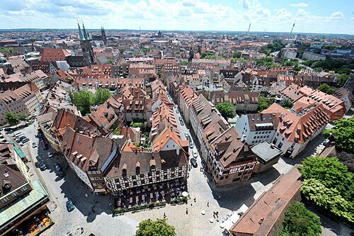 Blick auf den Tiergärtnertorplatz mit dem Dürerhaus (Mitte rechts).