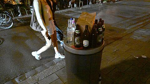 Die Richter befassen sich mit einem Verbot der Stadt M&uuml;nchen. Demnach darf ein Gastronom nach 22.00 kein Flaschenbier zum Mitnehmen mehr verkaufen.