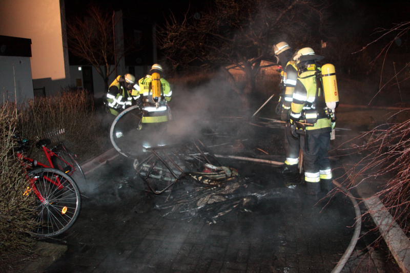 Eine Gartenhütte in Waldkraiburg ist in Flammen aufgegangen. Die Bilder vom Feuerwehr-Einsatz