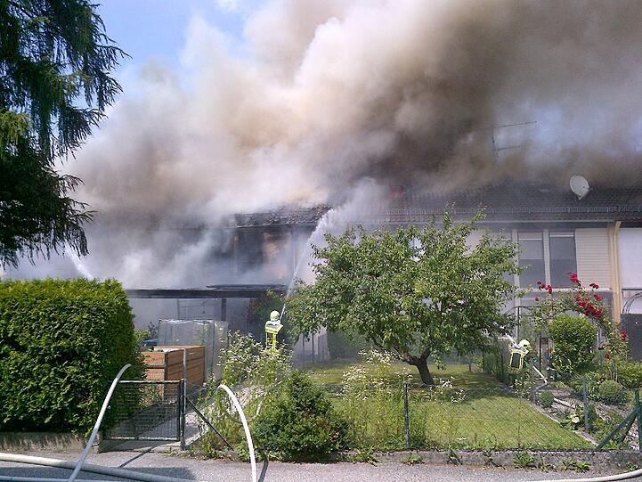 Rauchschwaden in Eiselfing: Ein Wohnhaus steht in Flammen.