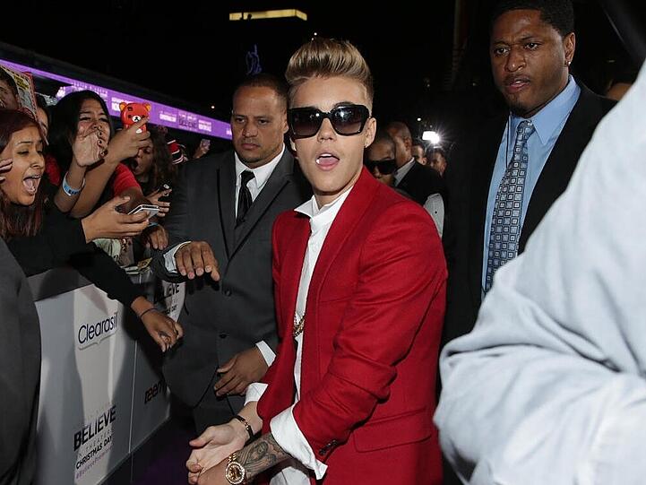 Wieder ein Skandal bei Justin Bieber: Ein Bodyguard und ein Fahrer des Sängers sollen sich daneben benommen haben. (Archivbild)