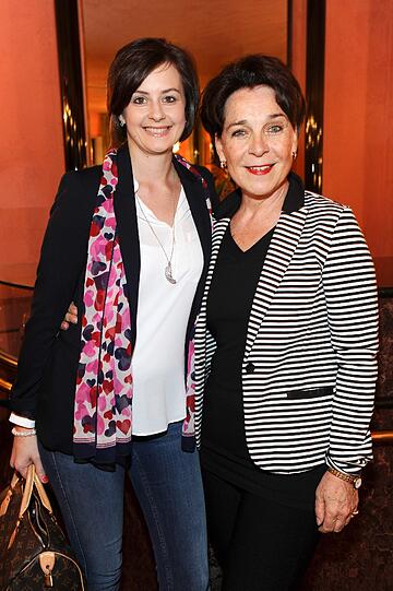 Gerda Steiner und Tochter Sandra Ofenbeck bei der Premiere der Komödie "Omma Superstar" im Bayerischen Hof in München.