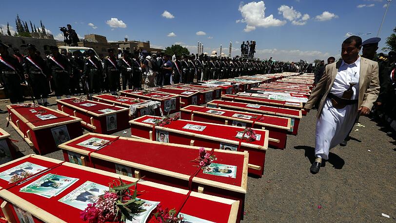 Schiitische Huthi-Rebellen sind bis in den Süden des Jemens marschiert, jetzt greifen Saudi-Arabien und die arabischen Verbündeten mit Kampfjets in den blutigen Konflikt ein - Die Bilder. Schiitische Huthi-Rebellen sind bis in den Süden des Jemens marschiert, jetzt greifen Saudi-Arabien und die arabischen Verbündeten mit Kampfjets in den blutigen Konflikt ein - Die Bilder.