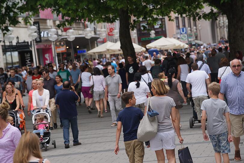 Shoppen und schauen beim verkaufsoffenen Sonntag in der Fußgängerzone.