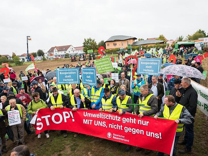 Landwirte fordern bei einer Kundgebung am Rande der Agrarministerkonferenz in Mainz, bei Umweltschutzfragen beteiligt zu werden.