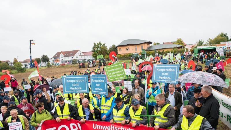 Landwirte fordern bei einer Kundgebung am Rande der Agrarministerkonferenz in Mainz, bei Umweltschutzfragen beteiligt zu werden. Landwirte fordern bei einer Kundgebung am Rande der Agrarministerkonferenz in Mainz, bei Umweltschutzfragen beteiligt zu werden.