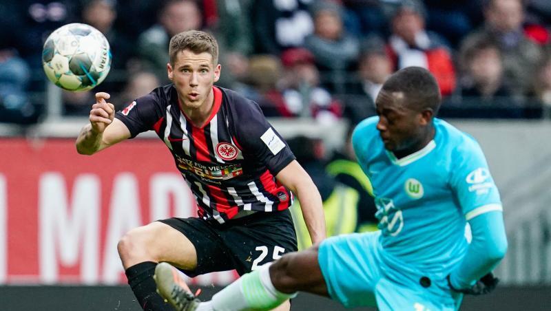 Frankfurts Erik Durm (l) und Wolfsburgs Jerome Roussillon kämpfen um den Ball. Frankfurts Erik Durm (l) und Wolfsburgs Jerome Roussillon kämpfen um den Ball.