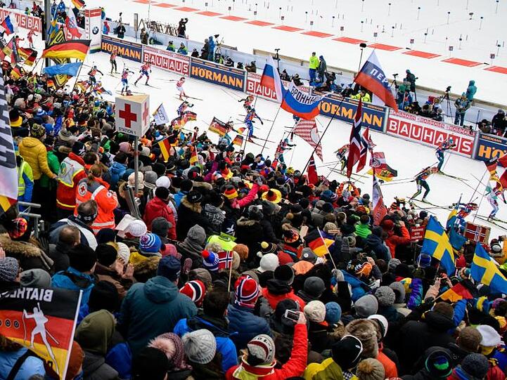 Tausende Fans feiern die Biathletinnen beim Massenstart beim Biathlon-Weltcup in Ruhpolding an. Foto: Matthias Balk/Archiv