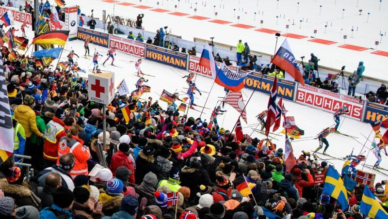 Bild aus einer anderen Zeit: Tausende Fans feiern 2019 die Biathletinnen beim Massenstart beim Biathlon-Weltcup in Ruhpolding an.  (Archivbild)