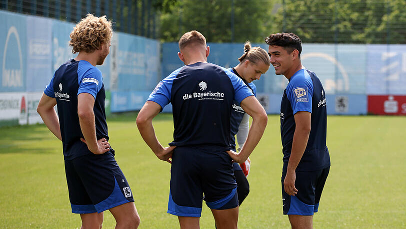 Eroll Zejnullahu im Gespräch mit den neuen Kollegen beim TSV 1860 München