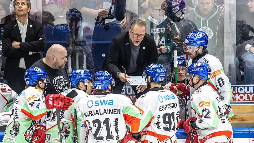 Trainer Christof Kreutzer von Augsburger Panther bespricht sich mit seinem Team.