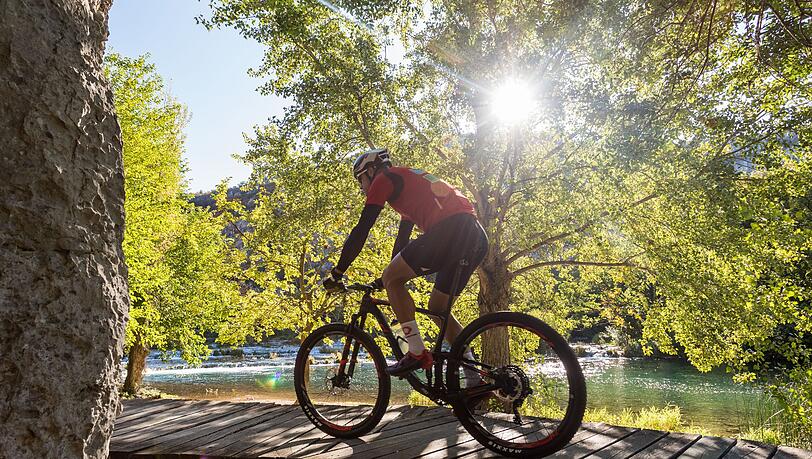 Krka Bike bietet 388 Kilometer Radstrecken durch den Nationalpark "Krka". Krka Bike bietet 388 Kilometer Radstrecken durch den Nationalpark "Krka".