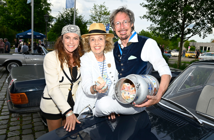 Christine Neubauer (links), Michaela May (mittig) und weitere Promis nahmen an einer Oldtimer Rallye für den guten Zweck teil.