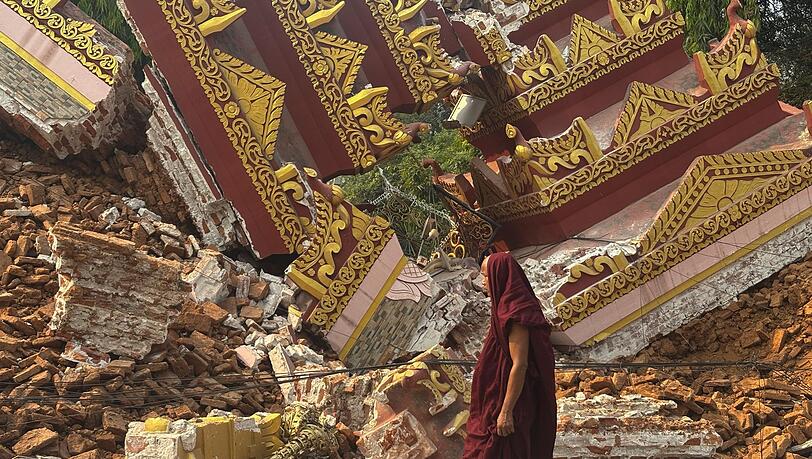 Ein buddhistischer Mönch geht in der Nähe einer eingestürzten Pagode nach einem Erdbeben in Mandalay.