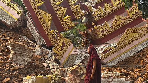Ein buddhistischer Mönch geht in der Nähe einer eingestürzten Pagode nach einem Erdbeben in Mandalay.