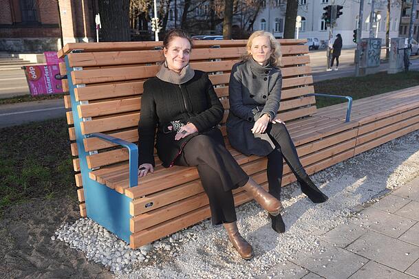 Die Bänke sind unterschiedlich gestaltet. Auch gerade Lehnen für den Rücken und die Arme gibt es. Das freut nicht nur Baureferentin Ehbauer (links), sondern auch die Chefin des Bezirksausschusses Altstadt-Lehel Andrea Stadler-Bachmaier. Die Bänke sind unterschiedlich gestaltet. Auch gerade Lehnen für den Rücken und die Arme gibt es. Das freut nicht nur Baureferentin Ehbauer (links), sondern auch die Chefin des Bezirksausschusses Altstadt-Lehel Andrea Stadler-Bachmaier.
