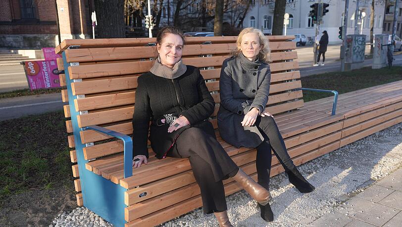 Die B&auml;nke sind unterschiedlich gestaltet. Auch gerade Lehnen f&uuml;r den R&uuml;cken und die Arme gibt es. Das freut nicht nur Baureferentin Ehbauer (links), sondern auch die Chefin des Bezirksausschusses Altstadt-Lehel Andrea Stadler-Bachmaier.