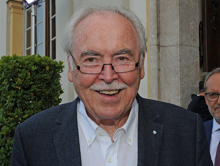 AZ-Karikaturist und Werbe-Slogan-Erfinder Dieter Hanitzsch. AZ-Karikaturist und Werbe-Slogan-Erfinder Dieter Hanitzsch.