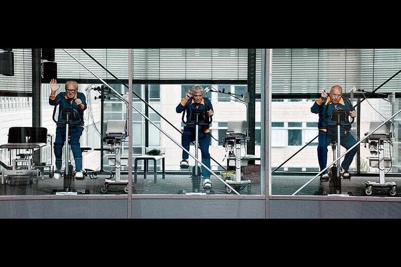 Jaecki (Michael Gwisdek, links), Jochen Falk (Henry Hübchen, Mitte) und Locke (Thomas Thieme) müssen an ihrer Fitness arbeiten, bevor sie ihre Mission starten können. Ob sie den Eignungstest bestehen? Jaecki (Michael Gwisdek, links), Jochen Falk (Henry Hübchen, Mitte) und Locke (Thomas Thieme) müssen an ihrer Fitness arbeiten, bevor sie ihre Mission starten können. Ob sie den Eignungstest bestehen?