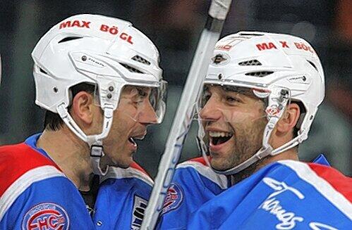 Strahlende Tiger: Sean Blanchard gratuliert seinem Teamkollegen Ryan Bayda (rechts) zum Siegtor gegen Augsburg.