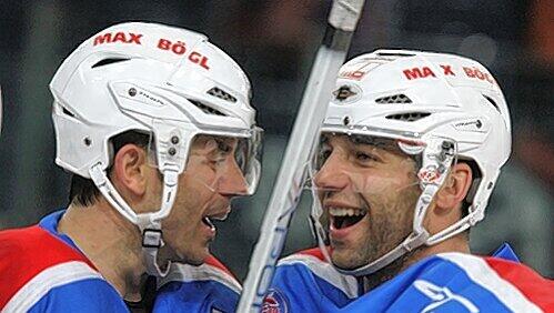 Strahlende Tiger: Sean Blanchard gratuliert seinem Teamkollegen Ryan Bayda (rechts) zum Siegtor gegen Augsburg. Strahlende Tiger: Sean Blanchard gratuliert seinem Teamkollegen Ryan Bayda (rechts) zum Siegtor gegen Augsburg.