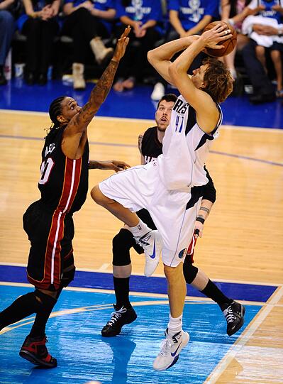 Dirk Nowitzkis Spezialität: Der Fade-Away-Wurf. Nowitzki beherrscht diesen schweren Wurf sogar einbeinig. US-Experten sind sich einig: Dieser Wurf ist aufgrund der Körpergröße Nowitzkis (2,13 m) nicht zu verteidigen.
