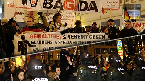 Am Stachus war es eine lautstarke aber friedliche Demo. Kurze Zeit später kam es am Hauptbahnhof zu gewaltsamen Ausschreitungen und Übergriffe auf Polizisten.