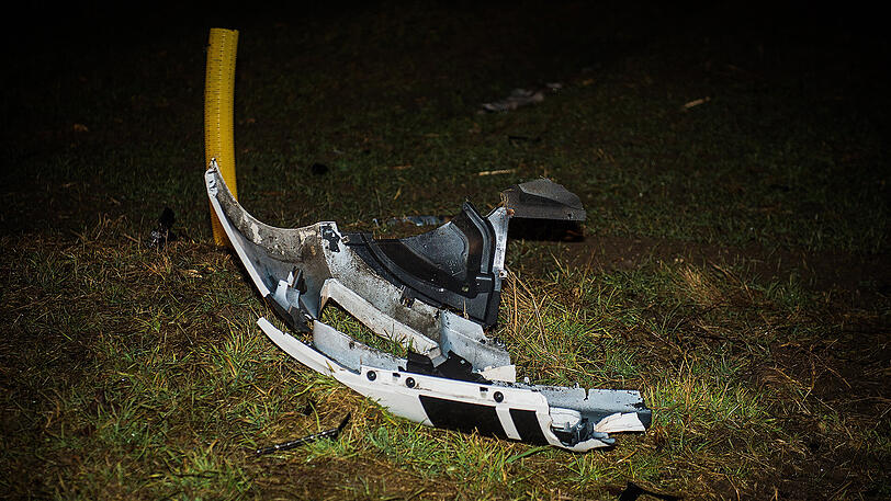 Der Wagen raste gegen einen Baum, entwurzelte ihn sogar. Der 35-jährige Fahrer starb noch am Unfallort.