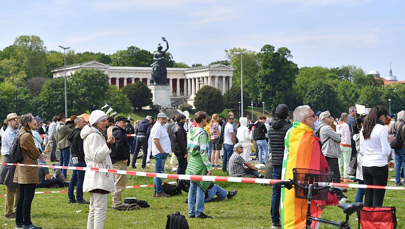 Demonstranten auf der Theresienwiese am Samstag. Demonstranten auf der Theresienwiese am Samstag.
