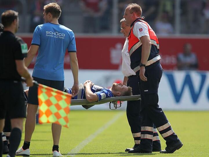 Der Bielefelder Brian Behrendt (M) liegt verletzt auf einer Bahre. Foto: Daniel Karmann