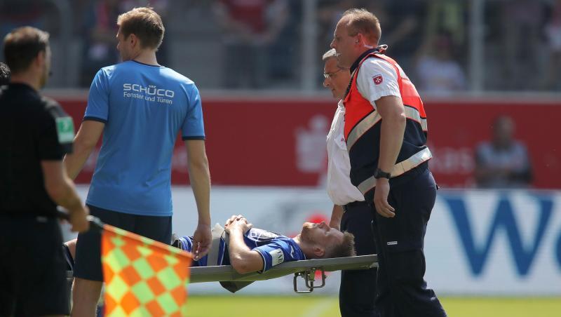 Der Bielefelder Brian Behrendt (M) liegt verletzt auf einer Bahre. Foto: Daniel Karmann Der Bielefelder Brian Behrendt (M) liegt verletzt auf einer Bahre. Foto: Daniel Karmann
