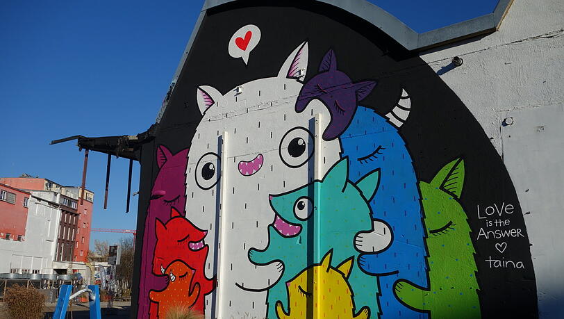 Liebe ist die Antwort, sagt dieses bunte Kunstwerk.