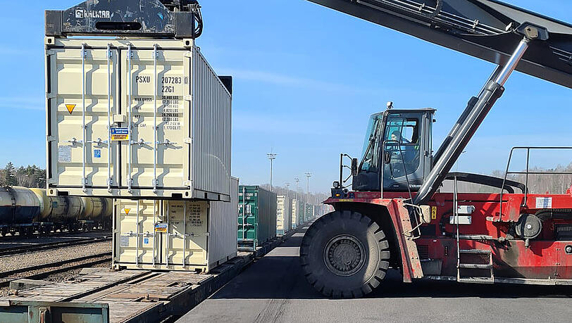 An der Grenze mussten die Münchner Hilfscontainer umgeladen werden, da die ukrainischen Gleise eine andere Spurbreite haben.