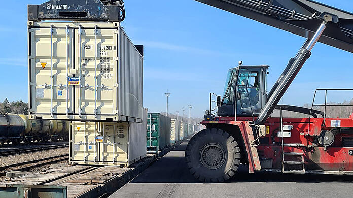 An der Grenze mussten die Münchner Hilfscontainer umgeladen werden, da die ukrainischen Gleise eine andere Spurbreite haben.
