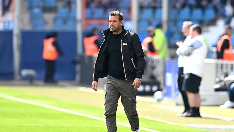Augsburgs Trainer Markus Weinzierl betritt das Stadion.