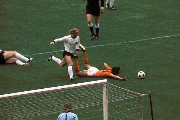 Berti Vogts (Mitte) versucht den Ball zu erreichen, nach dem elfmeterreifen Foul an Johan Cruyff (rechts) durch Uli Hoeneß. Berti Vogts (Mitte) versucht den Ball zu erreichen, nach dem elfmeterreifen Foul an Johan Cruyff (rechts) durch Uli Hoeneß.