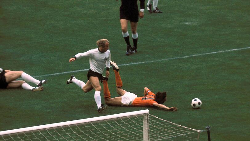 Berti Vogts (Mitte) versucht den Ball zu erreichen, nach dem elfmeterreifen Foul an Johan Cruyff (rechts) durch Uli Hoeneß. Berti Vogts (Mitte) versucht den Ball zu erreichen, nach dem elfmeterreifen Foul an Johan Cruyff (rechts) durch Uli Hoeneß.