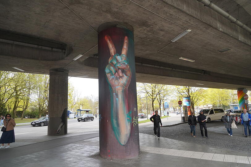 Eine der bunt gestalteten S&auml;ulen am Candidplatz bringt ein wenig Farbe in die Betonlandschaft.