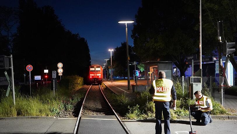 Nach dem Unfall vermessen Polizisten die Unglücksstelle. Nach dem Unfall vermessen Polizisten die Unglücksstelle.