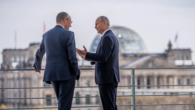 Der irische Regierungschef Miche&aacute;l Martin (r) muss in den kommenden Monaten im Haushaltsstreit vermitteln. Kanzler Merz gibt sich bislang allerdings nicht besonders kompromissbereit. (Archivbild)
